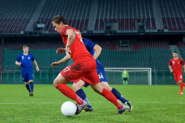 Gustavo Luíz Guilherme Pinto analisa a evolução tática do futebol, do encanto do futebol-arte às estratégias modernas.