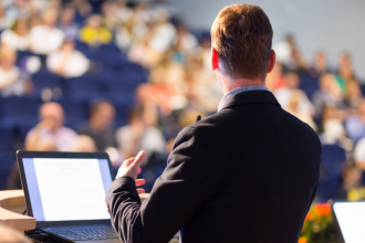 Na Bett Brasil e em outras feiras educacionais, Sérgio Bento De Araújo analisa as principais tendências de tecnologia, IA e inovação que estão transformando a educação.