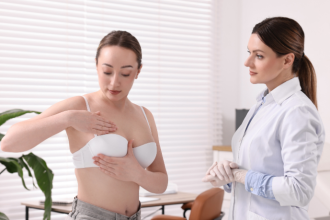 Vinicius Tadeu Sattin Rodrigues explica as diferenças essenciais entre rastreamento mamográfico e investigação de sintomas.