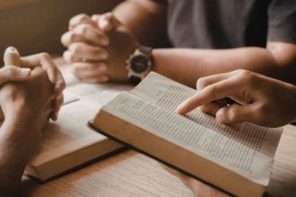 A espiritualidade cristã fortalece a maturidade interior e ajuda a crescer na fé em tempos de instabilidade. Jose Eduardo De Oliveira e Silva destaca a importância da vida espiritual constante.