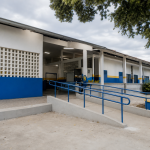 Escola pública municipal em Pernambuco com área de acesso e estrutura externa