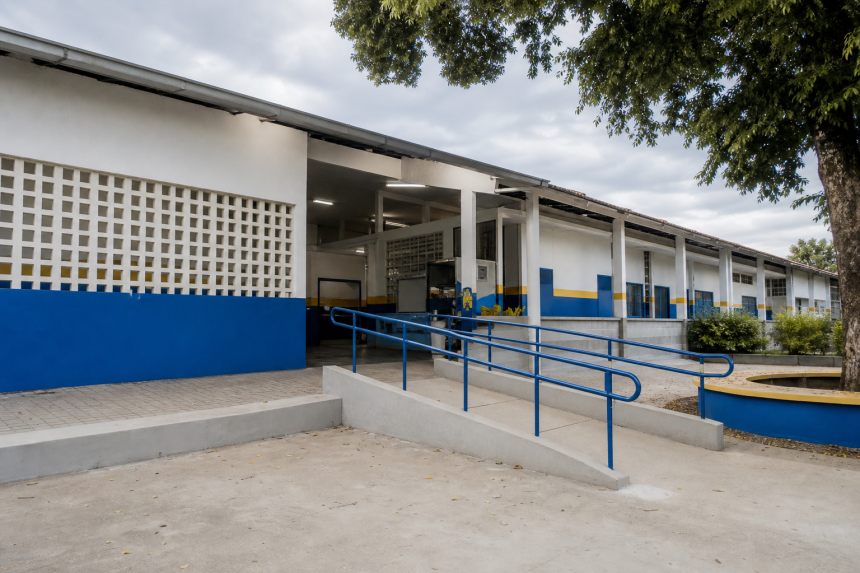 Escola pública municipal em Pernambuco com área de acesso e estrutura externa