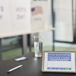 Tablet com tela de cadastro digital de eleitores em uma estação de votação interna