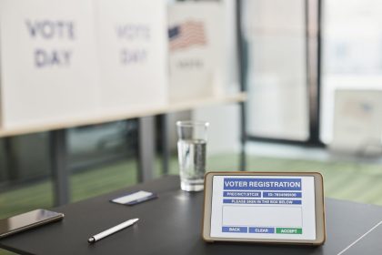 Tablet com tela de cadastro digital de eleitores em uma estação de votação interna